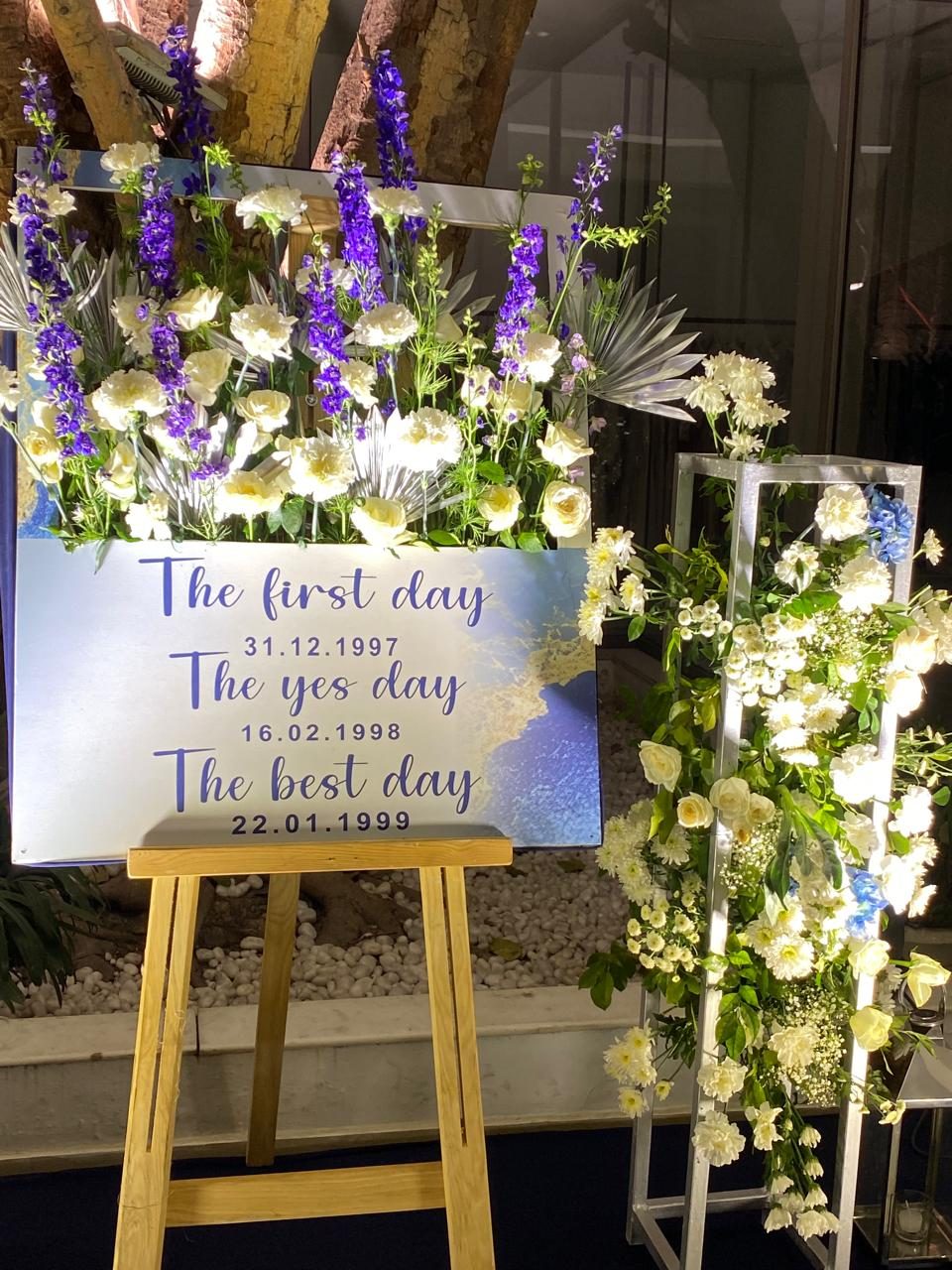 Floral anniversary sign with blue and white blooms